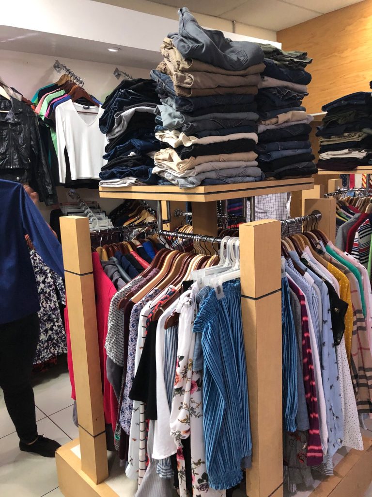 Tienda con ropa de segunda mano en Artea (Leioa): Descuentos del 90%,  grandes firmas abre una tienda con ropa de segunda mano en Artea